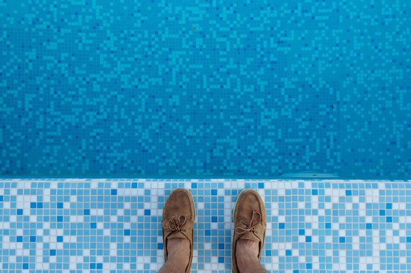 Quels sont les avantages d'une piscine avec une zone de détente peu profonde pour les adultes ?