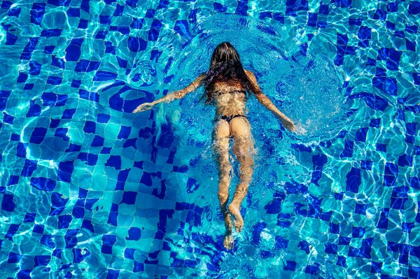 Comment intégrer un espace aquagym dans votre piscine pour des exercices matinaux ?